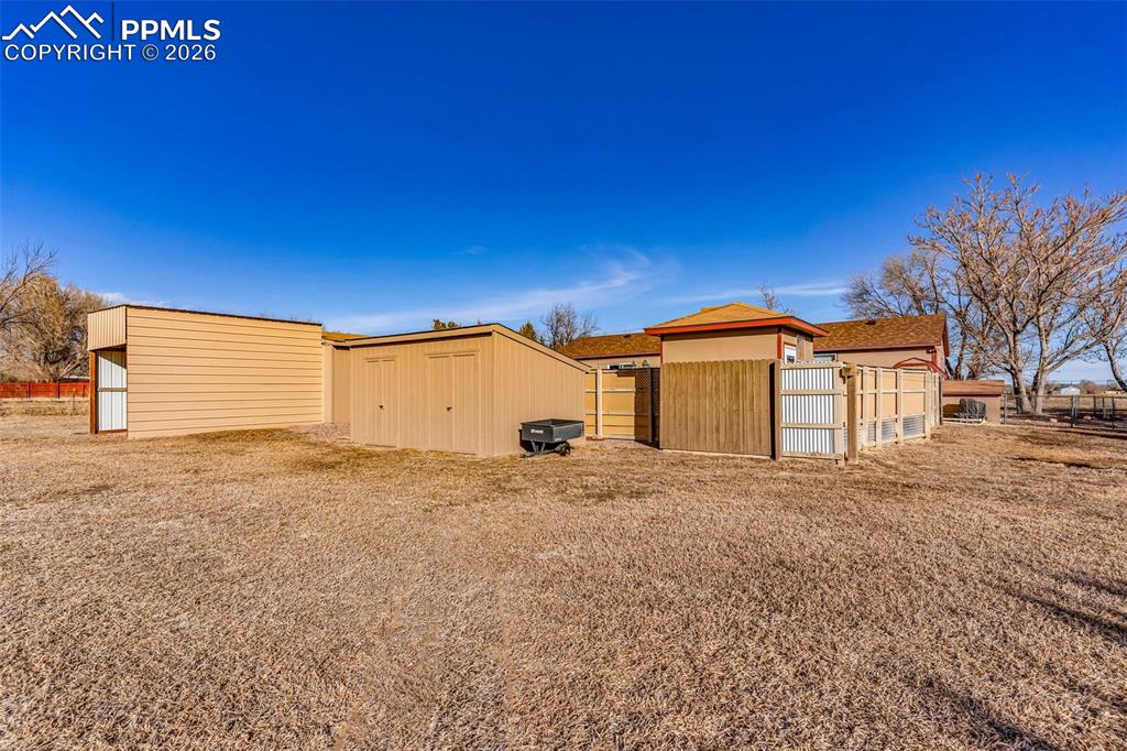 Image 36 of 44: Yard