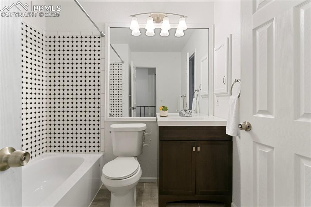 Image 18 of 36: Bathroom