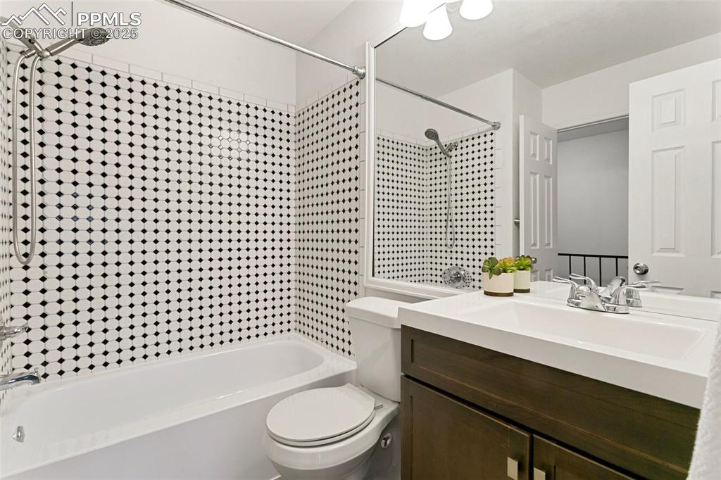 Image 23 of 36: Bathroom