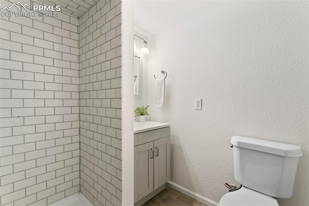 Image 33 of 36: Bathroom