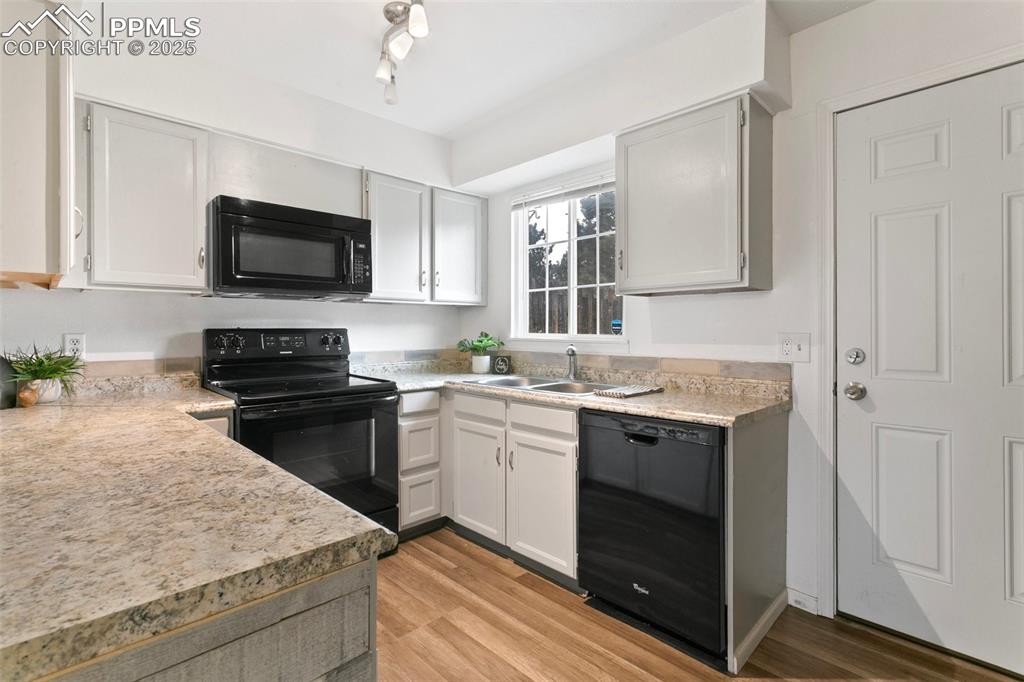 Image 7 of 36: Kitchen