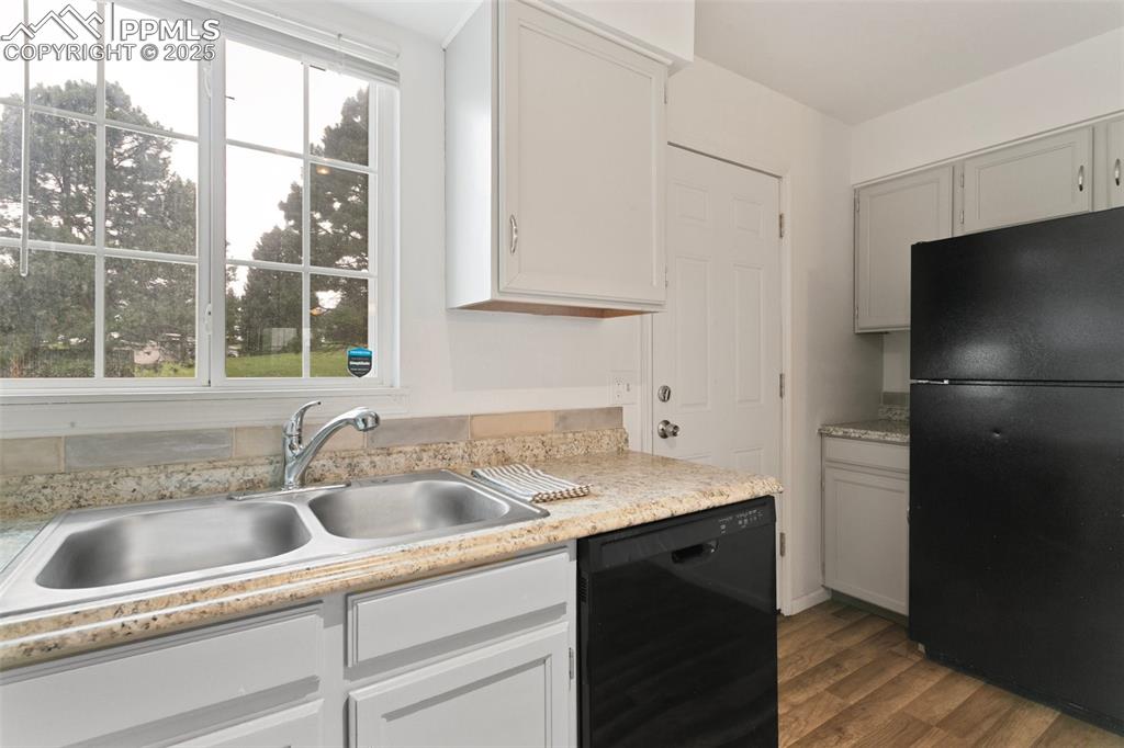 Image 9 of 36: Kitchen