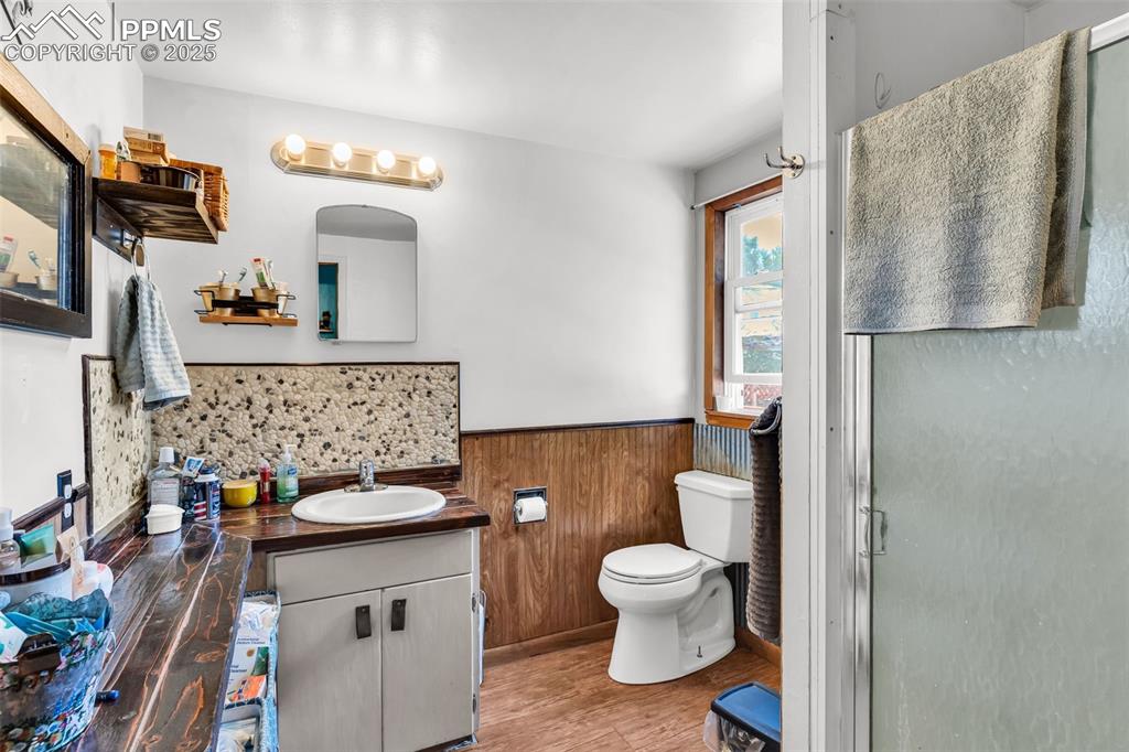 Image 14 of 41: Bathroom