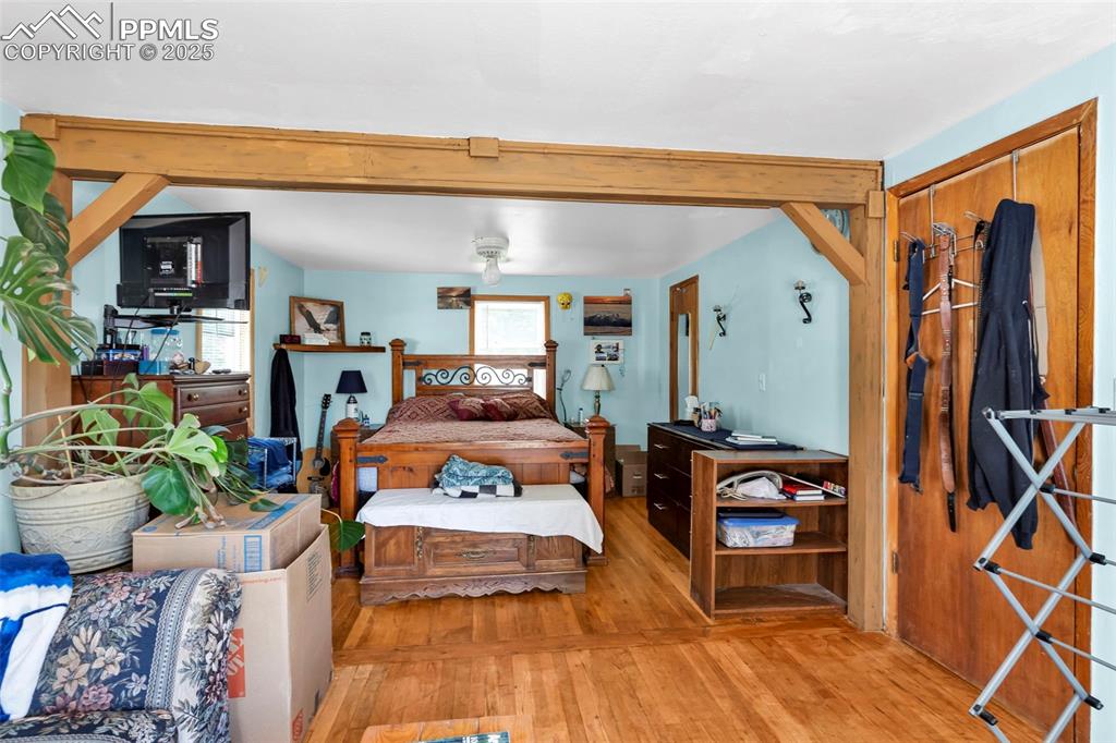 Image 16 of 41: Bedroom