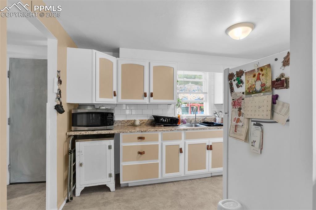 Image 9 of 41: Kitchen