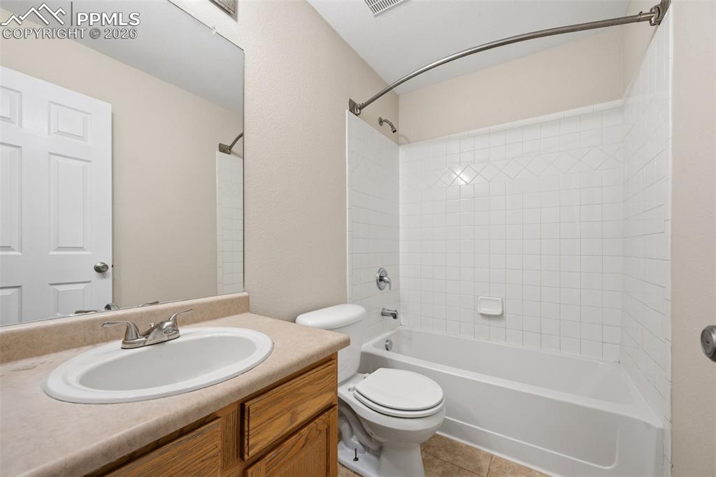 Image 18 of 38: Bedroom