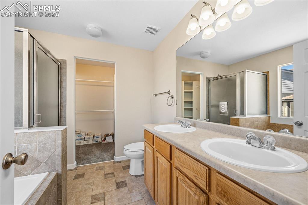 Image 22 of 38: Bedroom