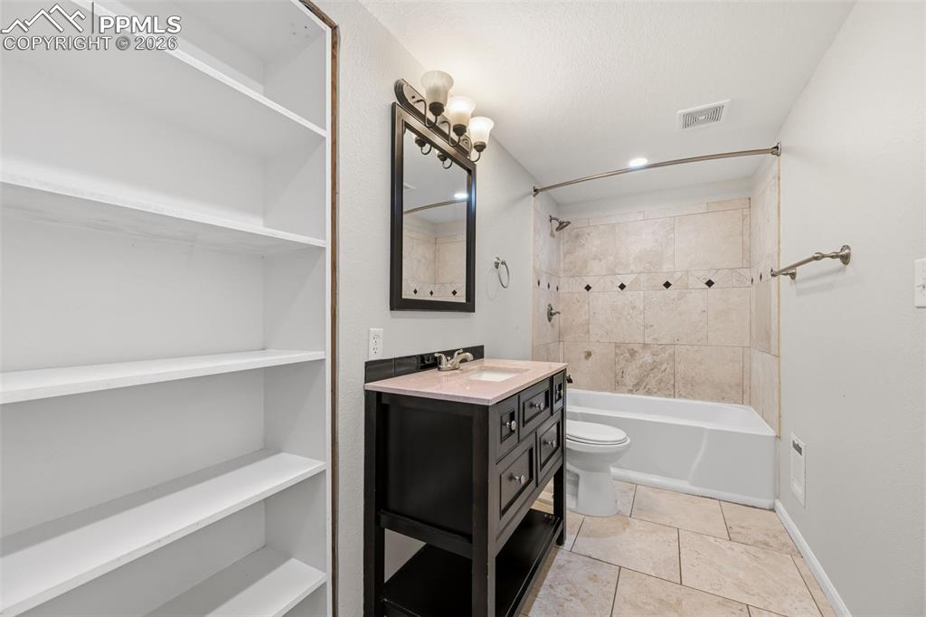 Image 33 of 38: Bedroom