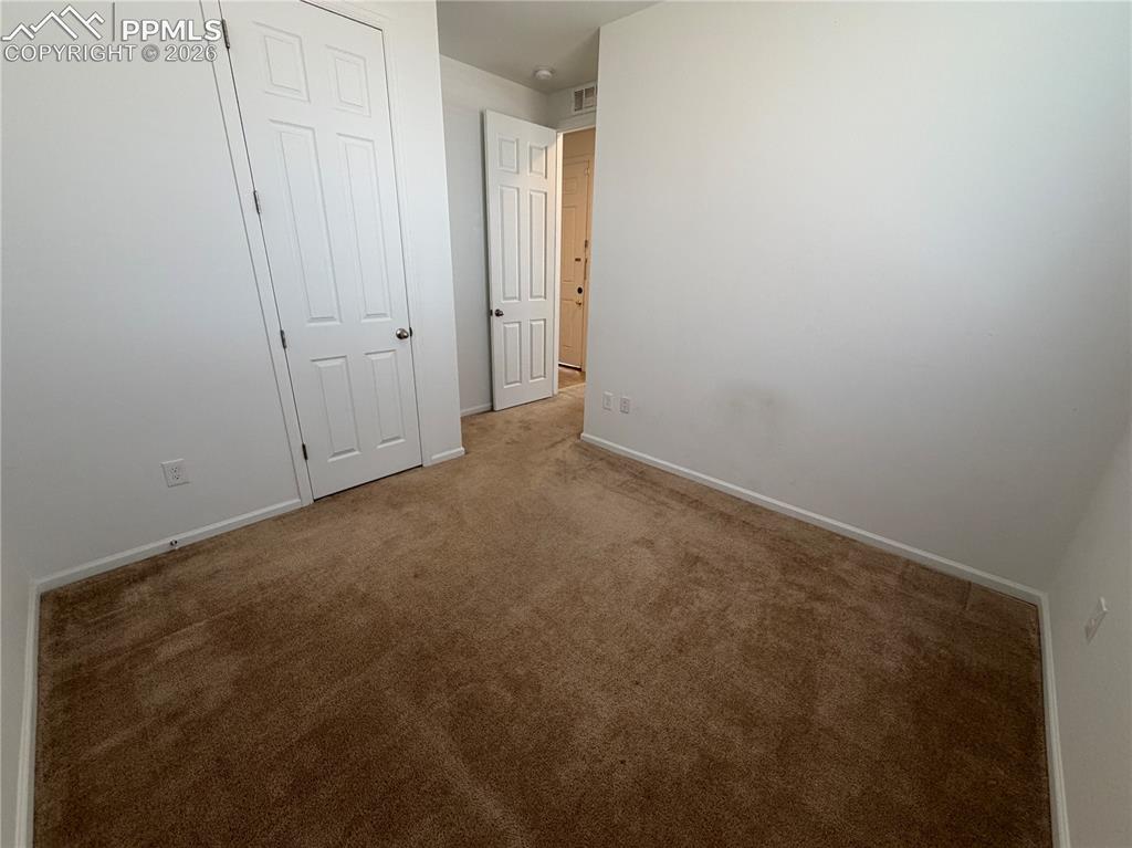 Image 22 of 25: Bedroom