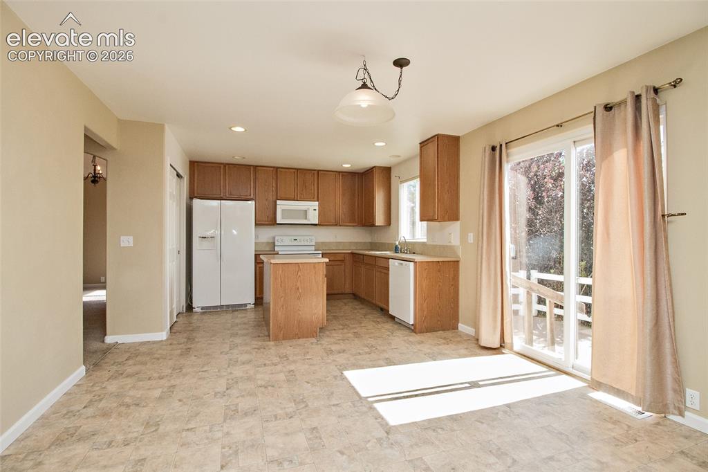 Image 15 of 42: Kitchen