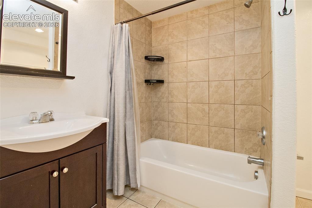 Image 35 of 42: Bathroom