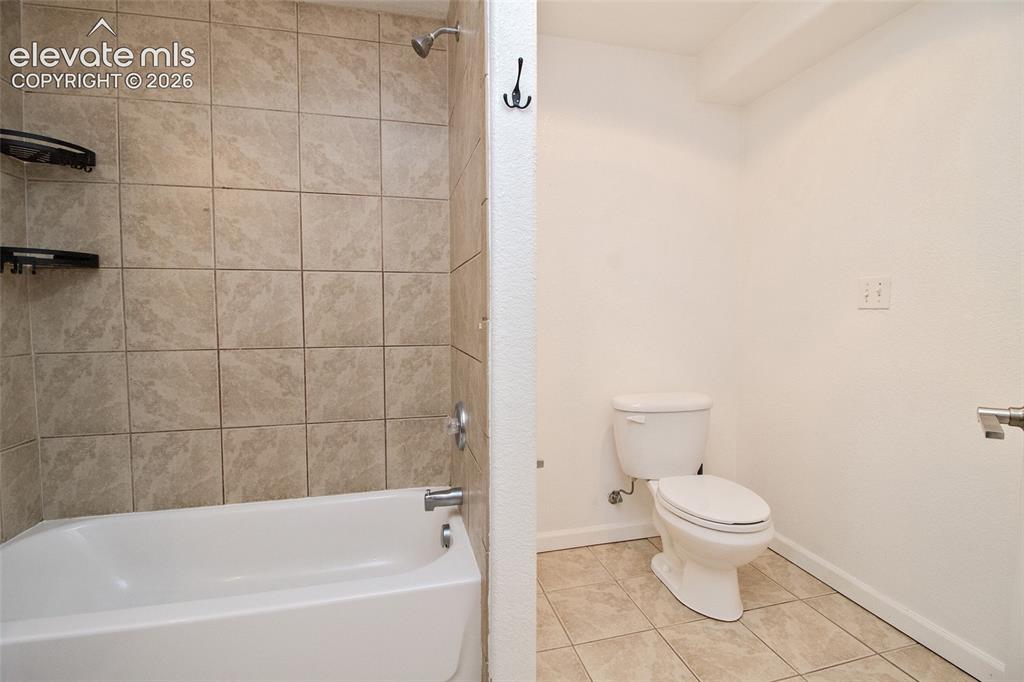 Image 36 of 42: Bathroom