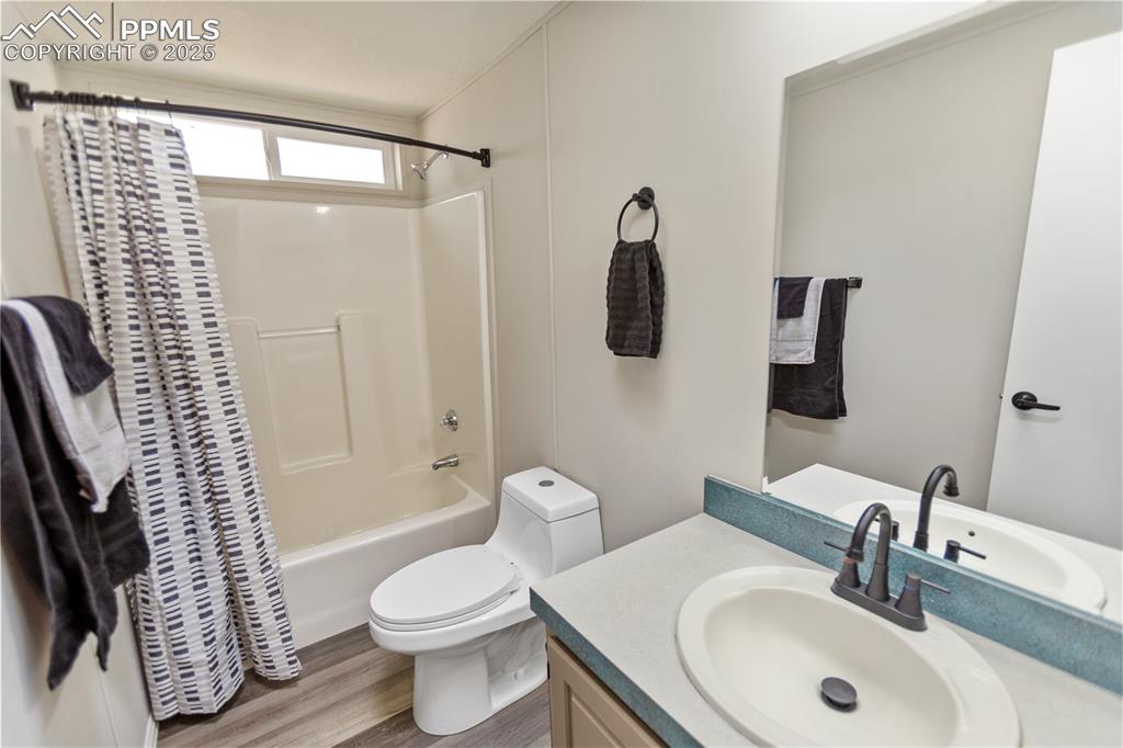 Image 18 of 49: Bathroom