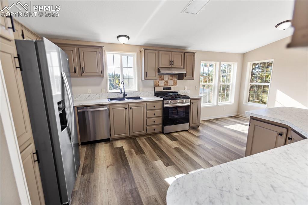 Image 35 of 49: Kitchen