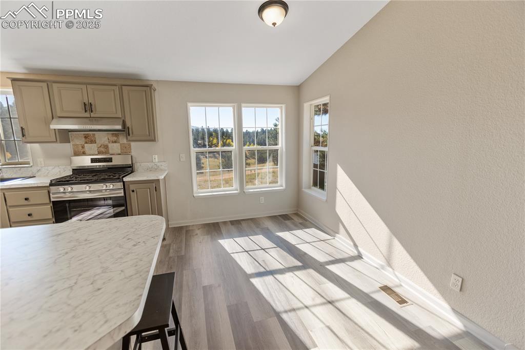 Image 36 of 49: Informal Dining