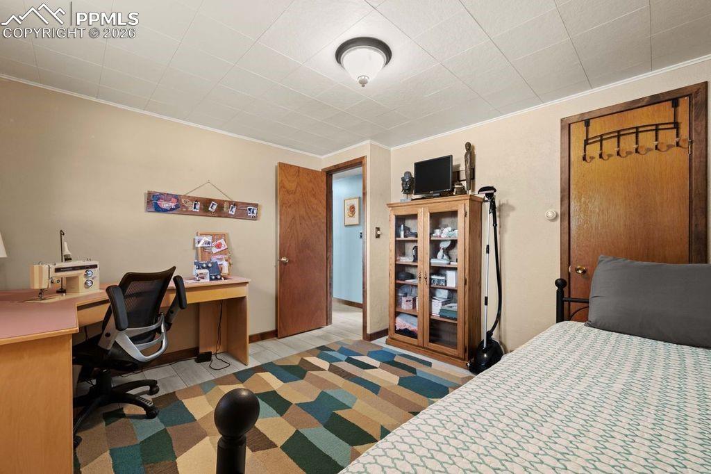 Image 29 of 32: Bedroom