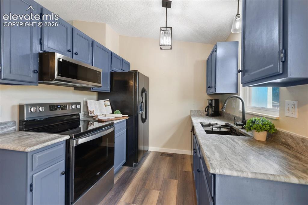 Image 10 of 33: Kitchen