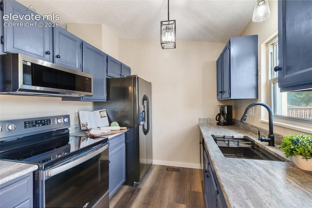 Image 11 of 33: Kitchen