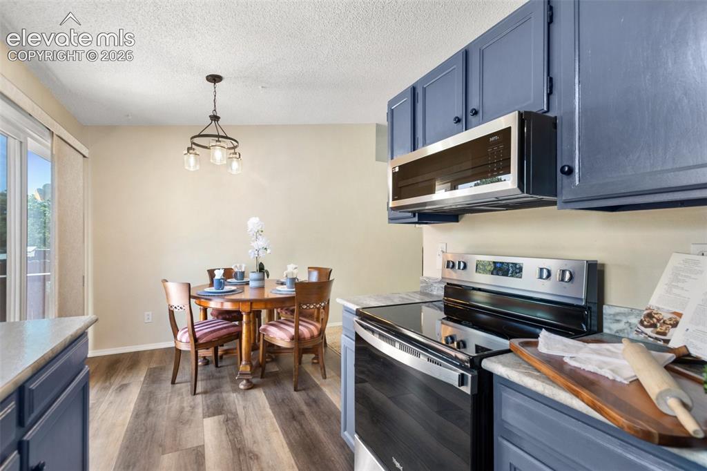 Image 14 of 33: Kitchen
