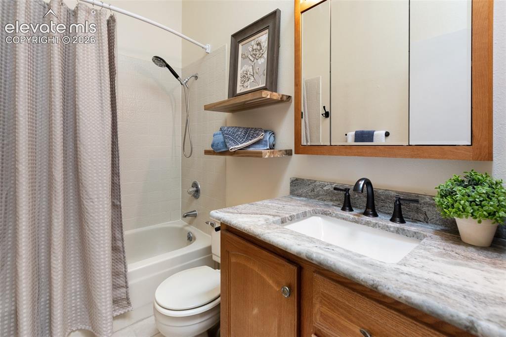 Image 18 of 33: Bathroom