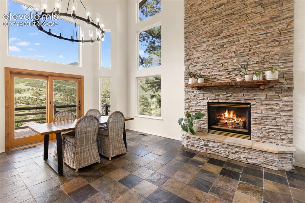 Image 11 of 50: Dining Area