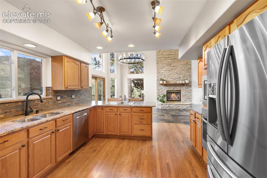 Image 15 of 50: Kitchen