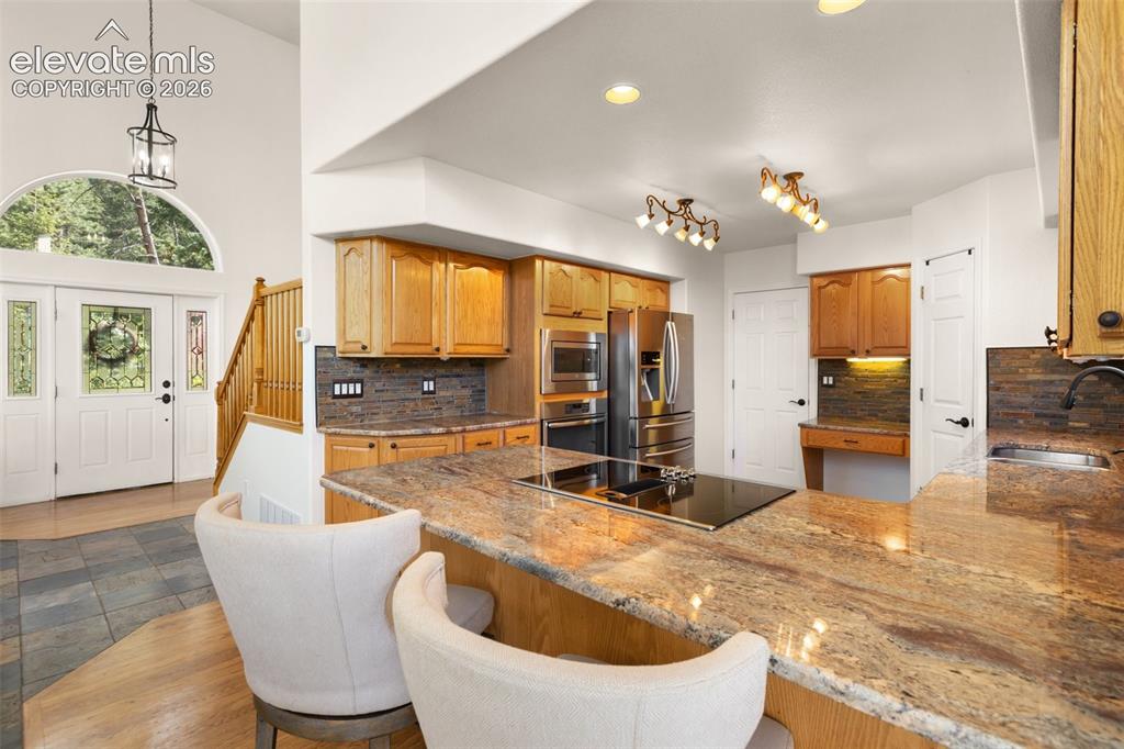 Image 16 of 50: Kitchen