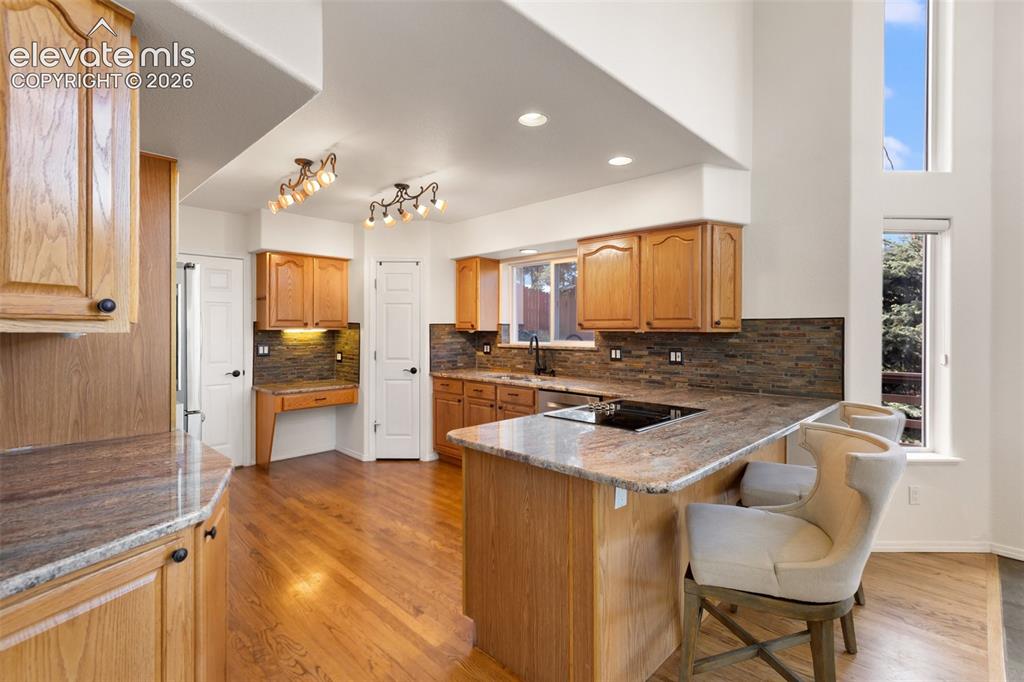 Image 17 of 50: Kitchen