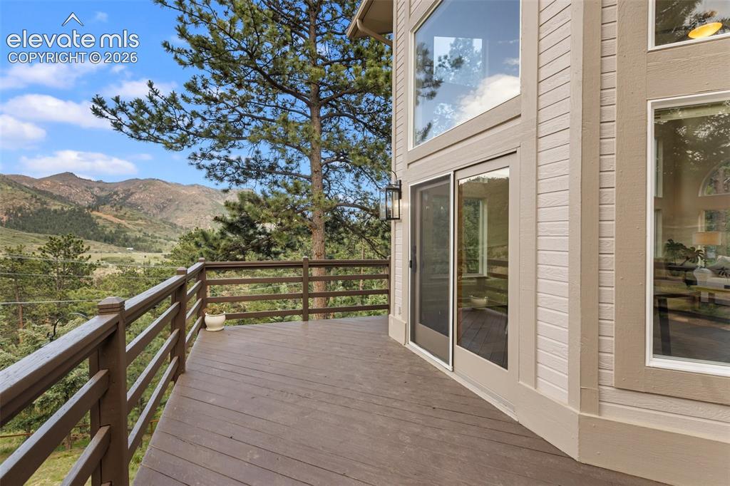 Image 8 of 50: Deck