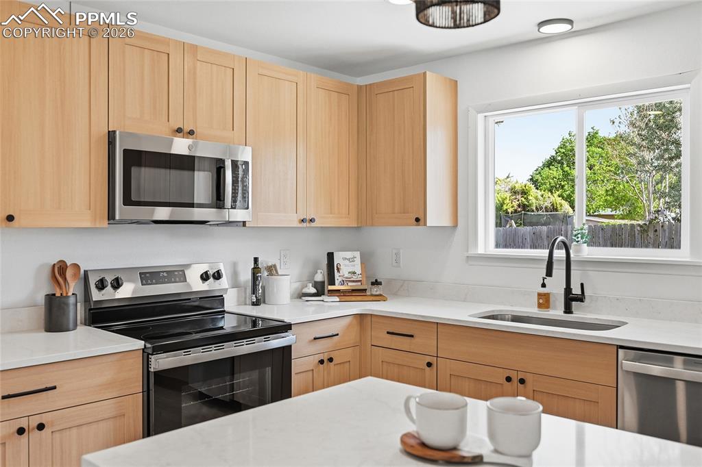 Image 17 of 49: Kitchen