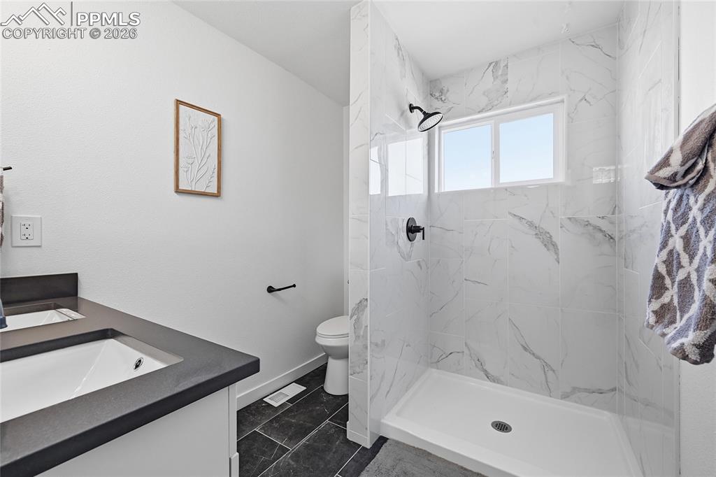 Image 23 of 49: Bathroom