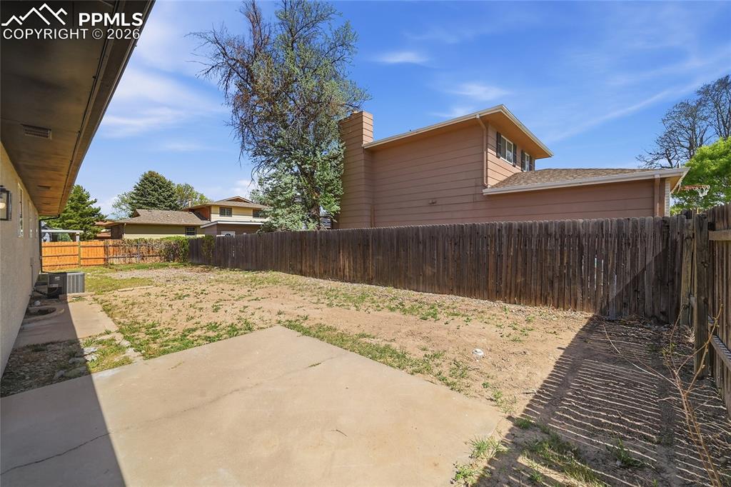 Image 45 of 49: Yard