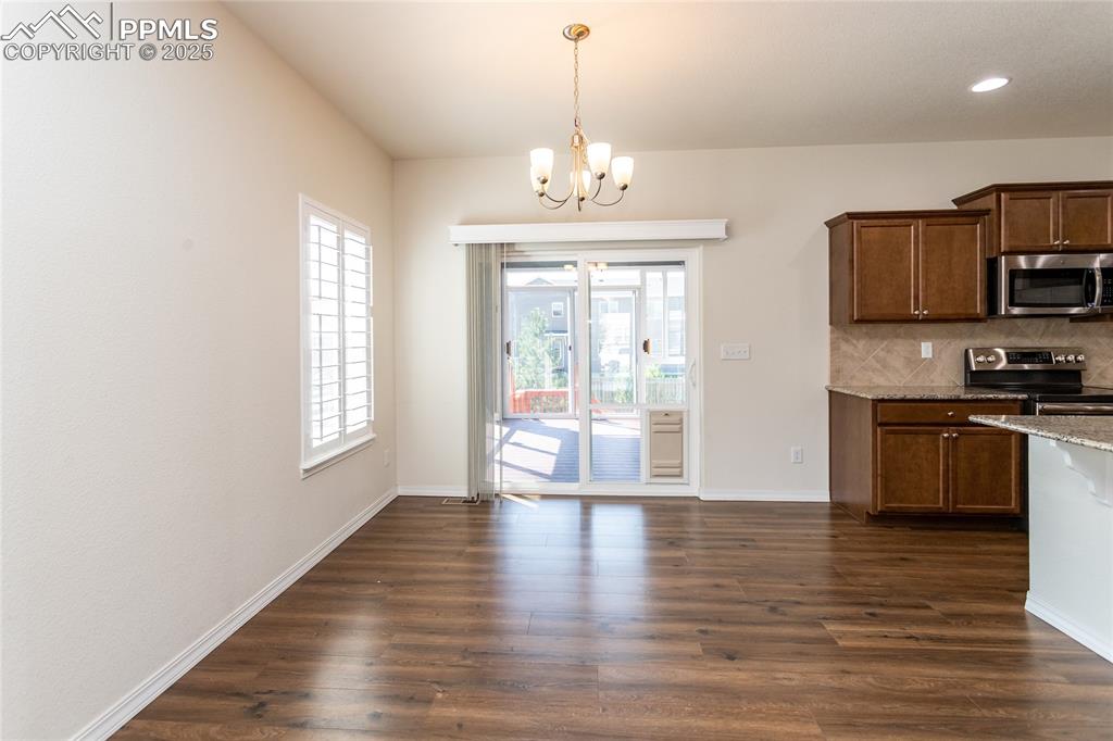 Image 14 of 50: Dining Area