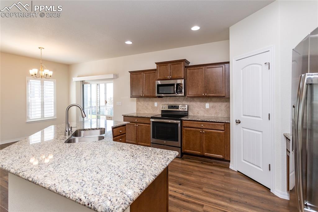 Image 18 of 50: Kitchen