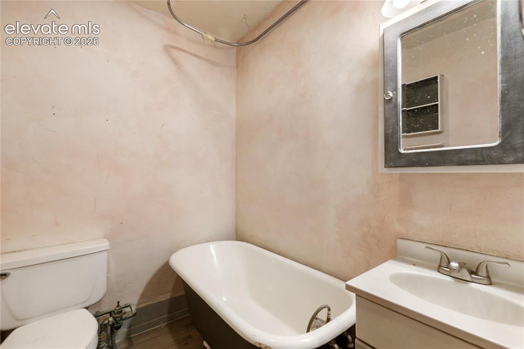 Image 22 of 48: Bathroom