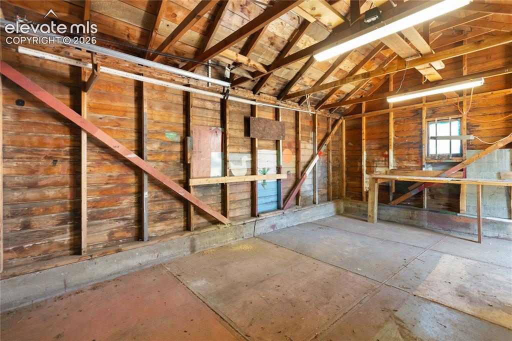 Image 41 of 48: Detached garage
