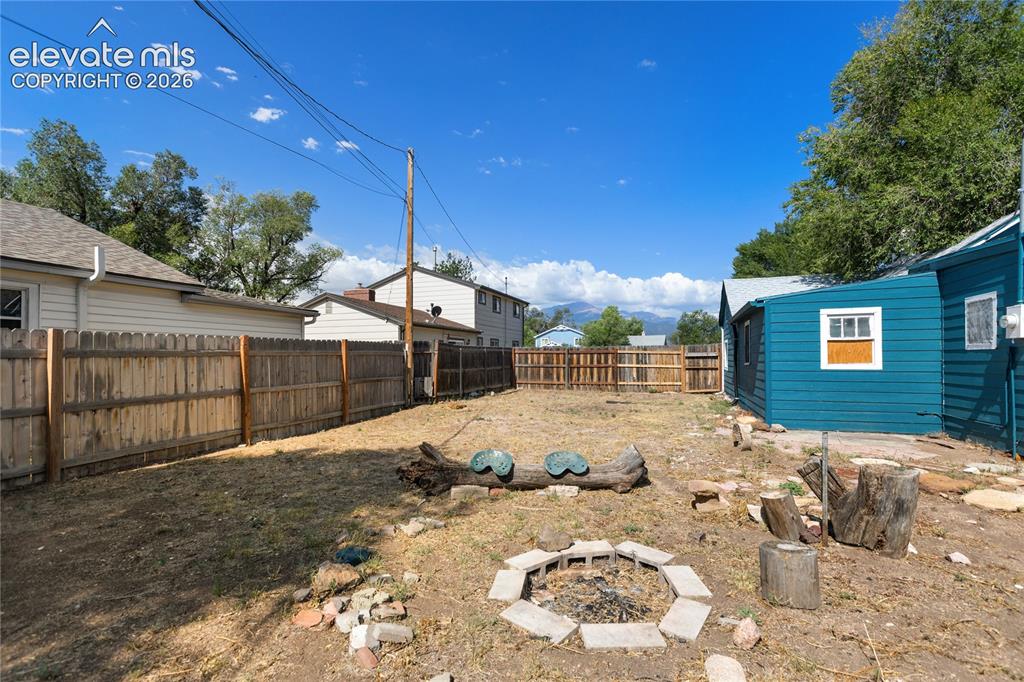 Image 45 of 48: Yard