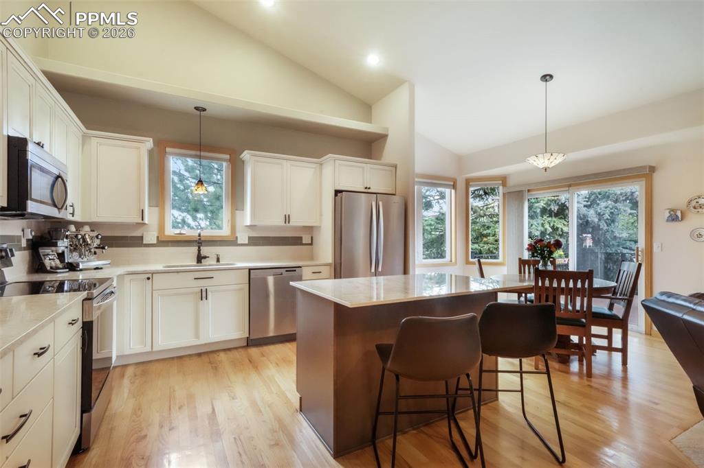 Image 14 of 50: Kitchen