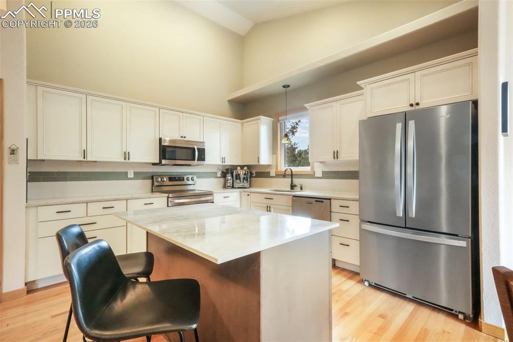 Image 15 of 50: Kitchen