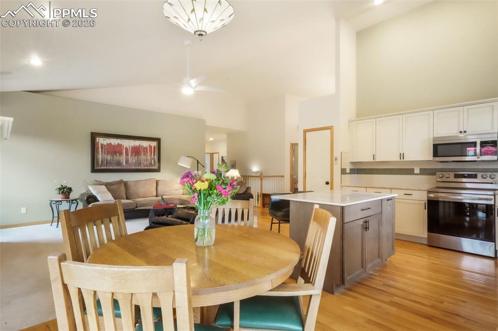 Image 16 of 50: Dining Area