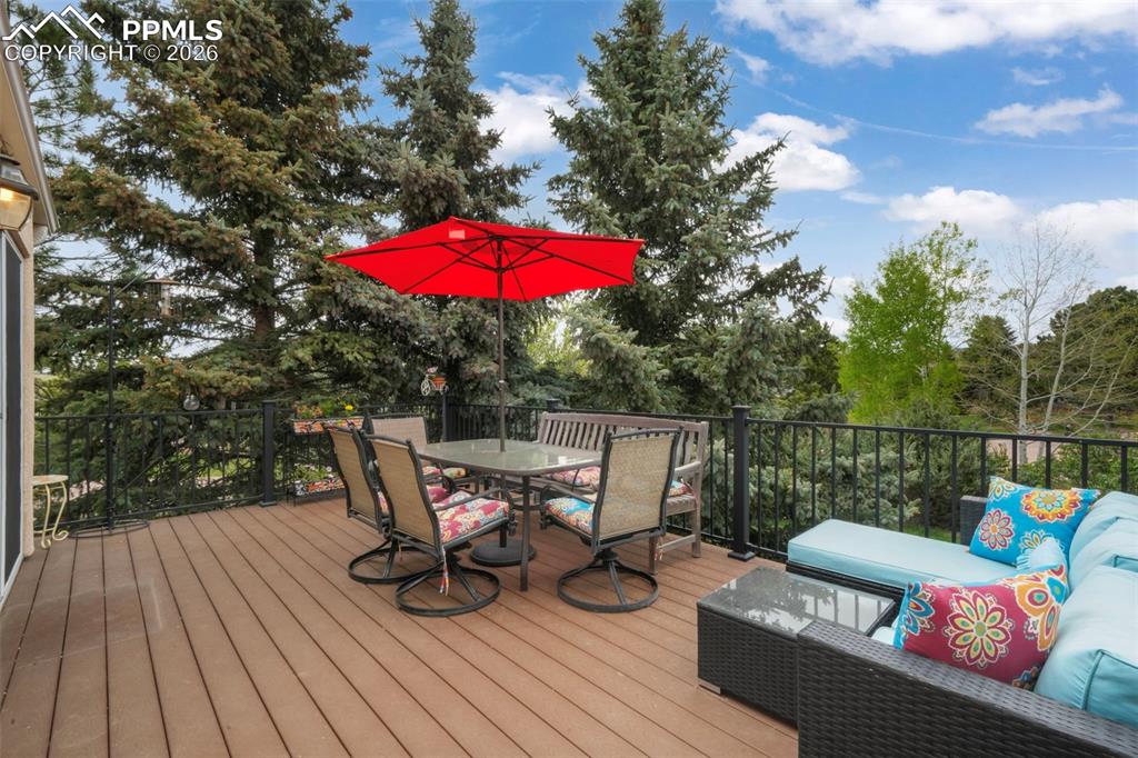 Image 19 of 50: Deck