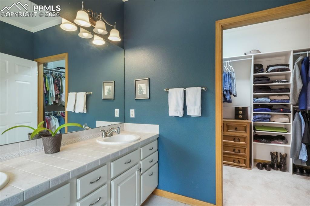 Image 23 of 50: Bathroom