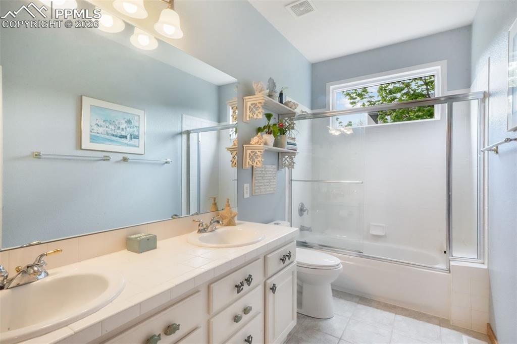 Image 26 of 50: Bathroom