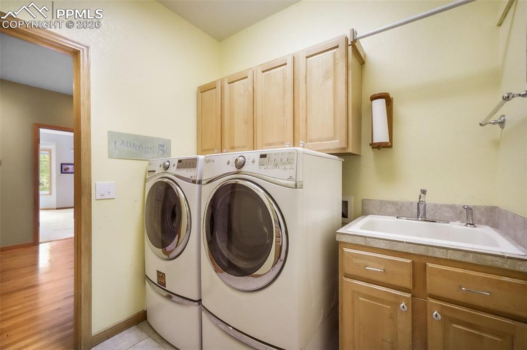 Image 30 of 50: Laundry