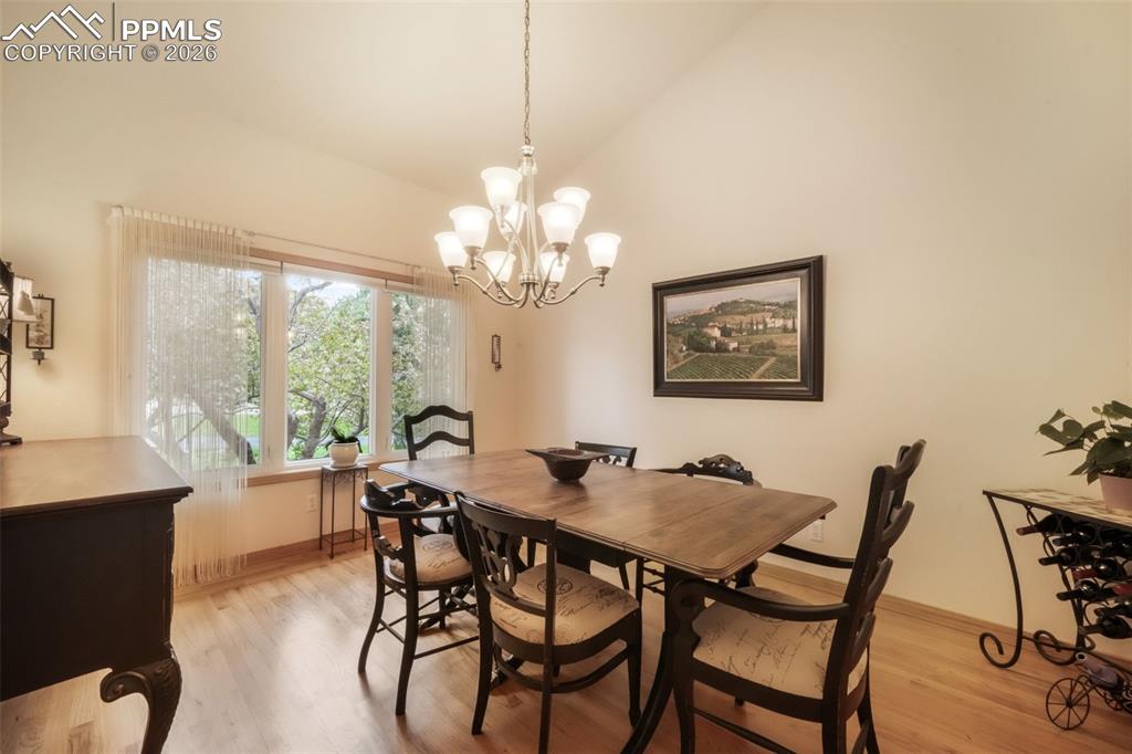 Image 4 of 50: Dining Area