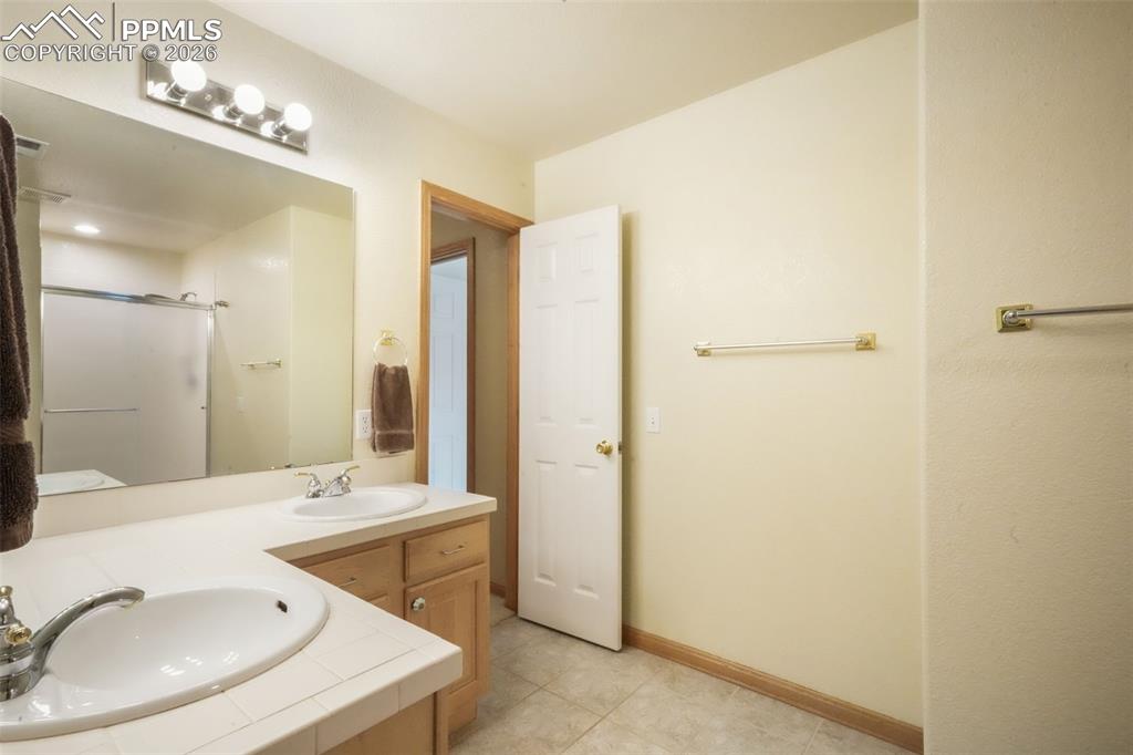 Image 41 of 50: Bathroom