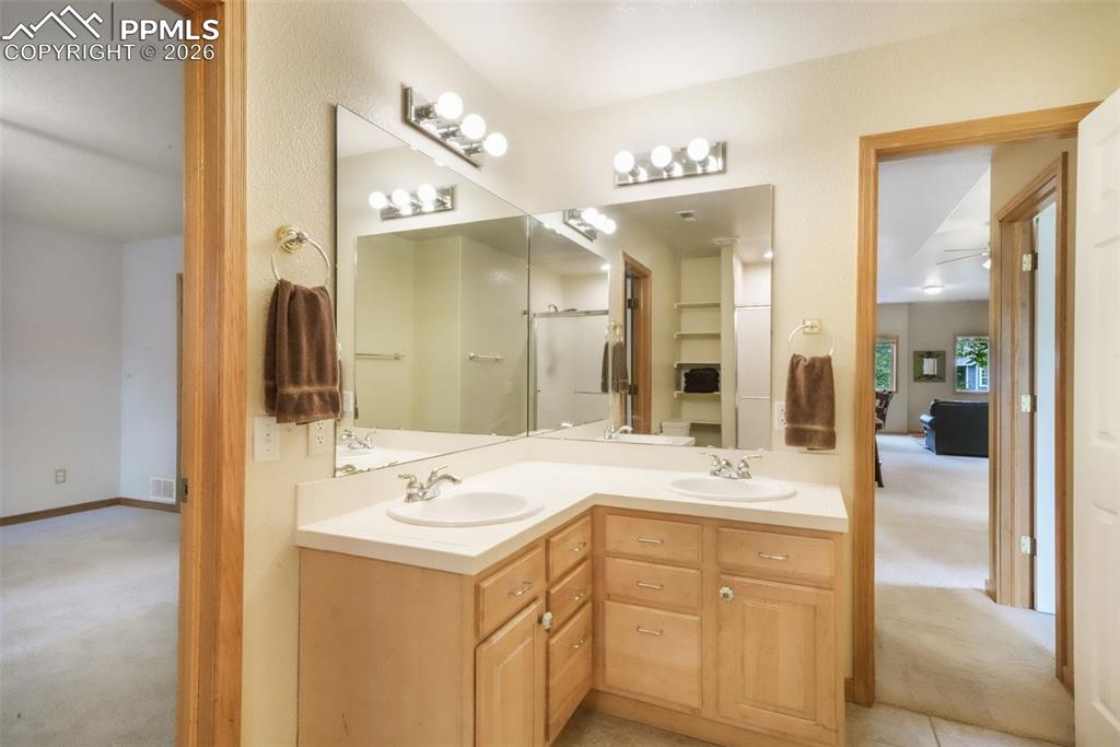 Image 42 of 50: Bathroom