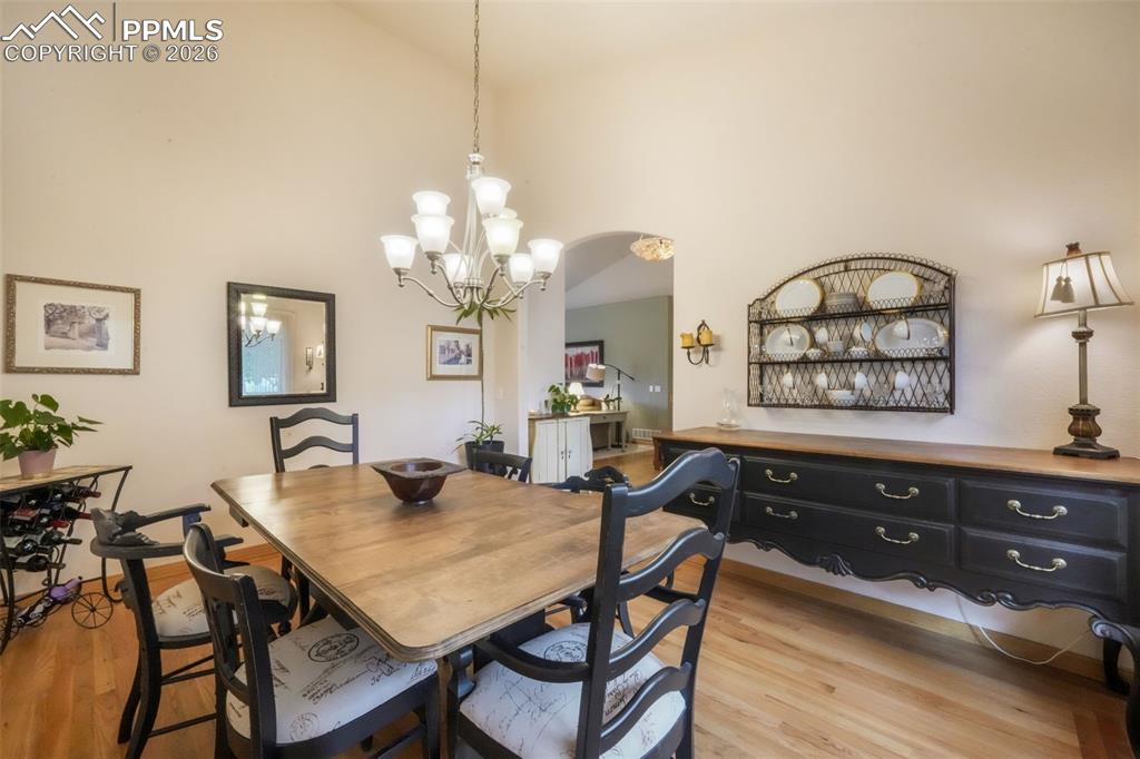 Image 5 of 50: Dining Area