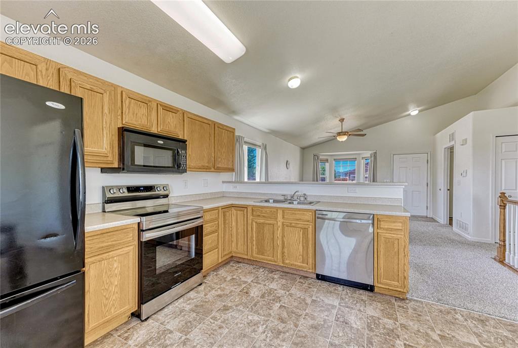 Image 10 of 44: Kitchen