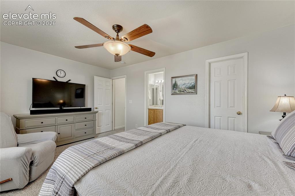 Image 14 of 44: Bedroom
